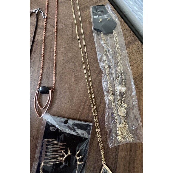 Lot of 10 Gold-Tone Necklaces – Mixed Styles – Costume Jewelry New & Preowned - Picture 10 of 12